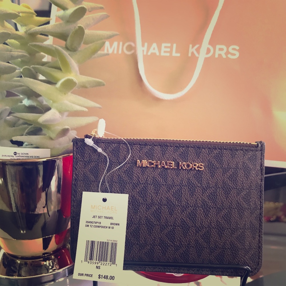MICHAEL KORS small coinpouch only brown available.